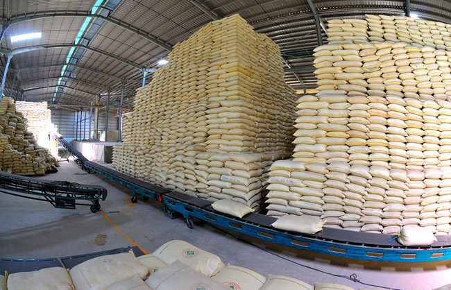 COVID-19  octroi de plus de 208 tonnes de riz aux personnes en difficulté de Gia Lai